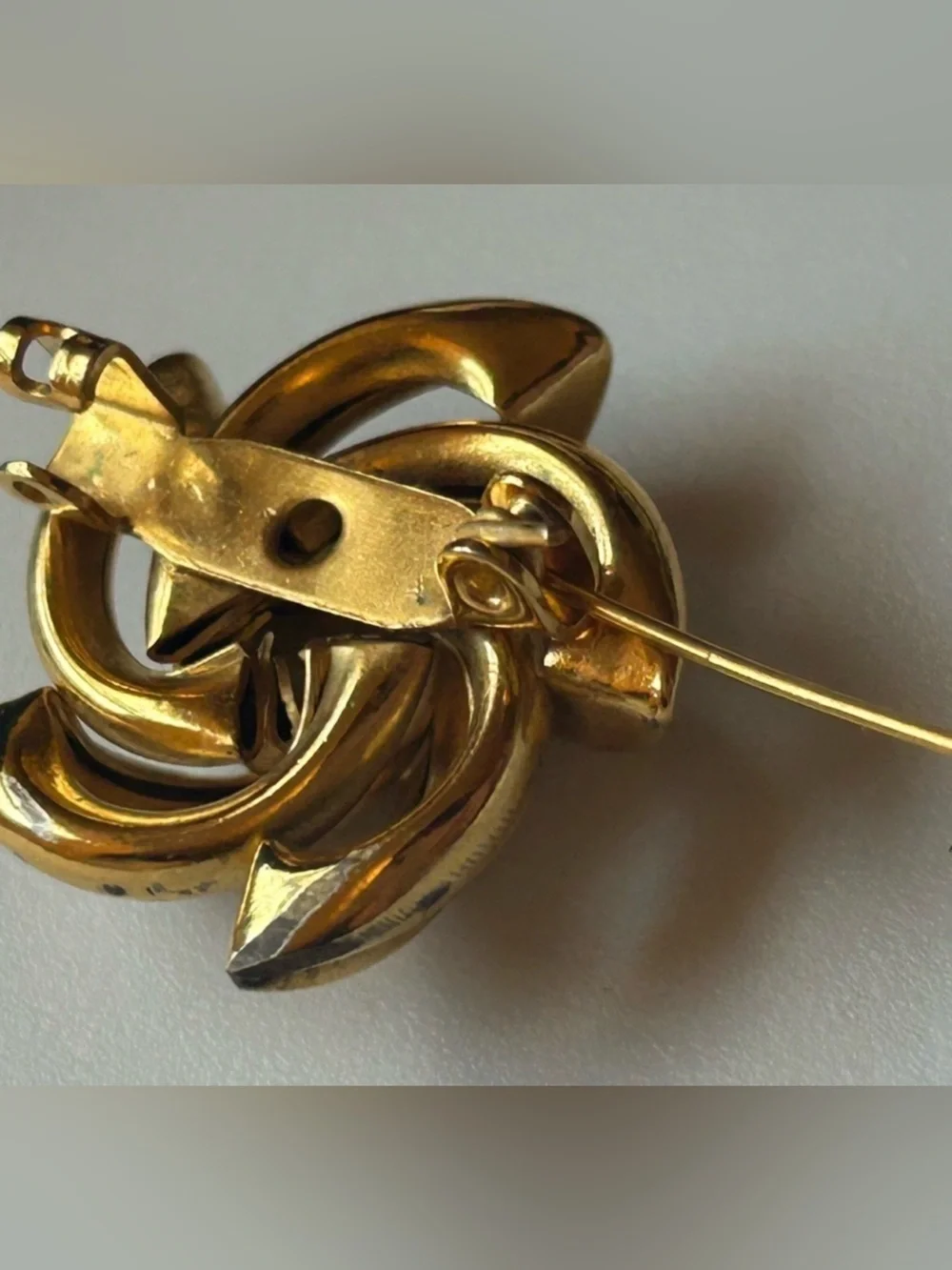 Vintage Gold Tone Abstract Geometric Swirl Brooch Pin 1
